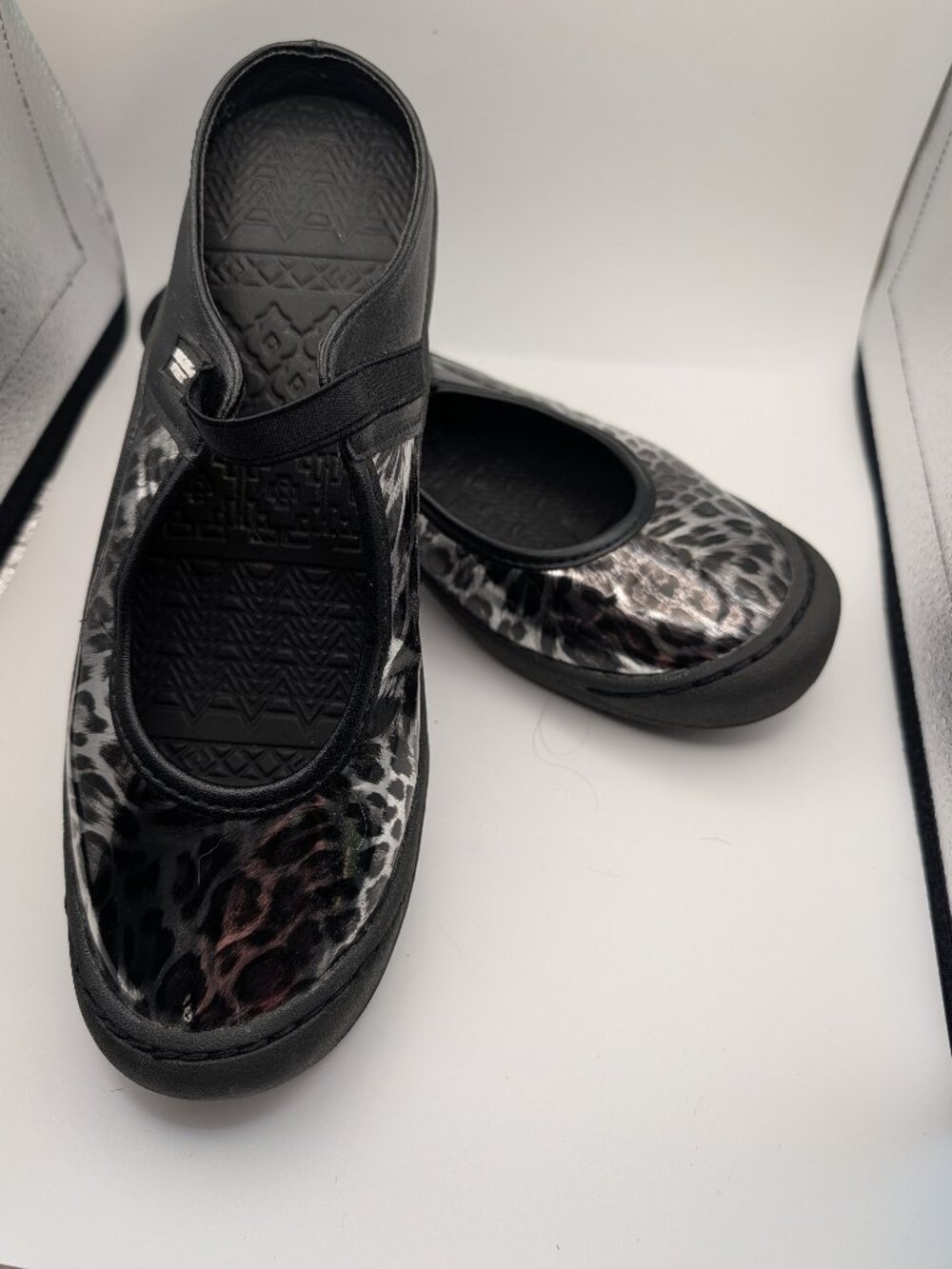 Muk Luks Sport Leopard Print Slides. Size 9
